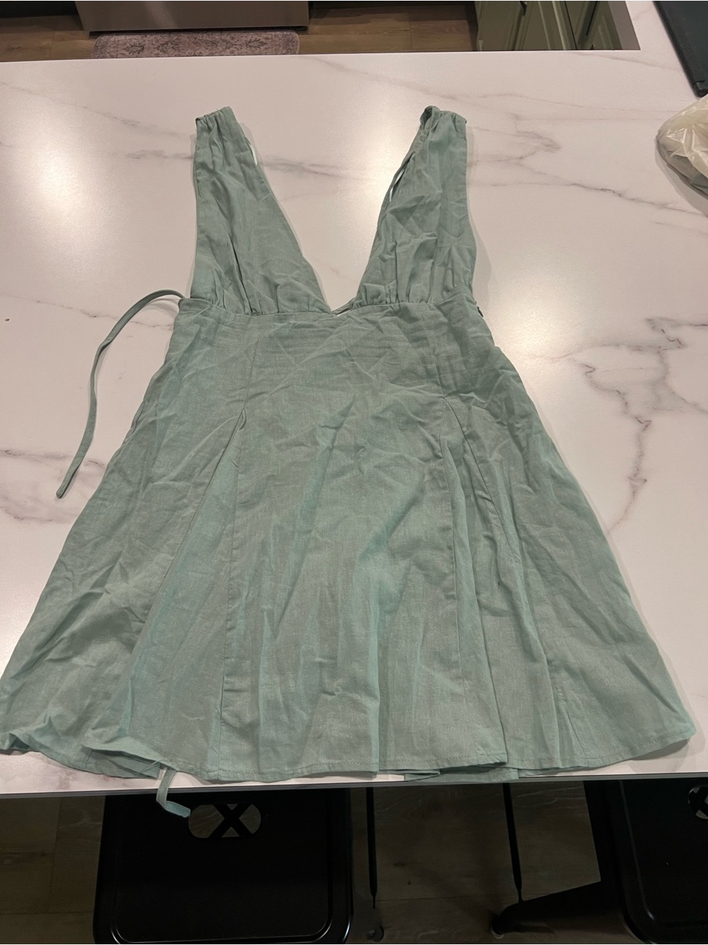 Sleeveless V-Neck Linen-Blend Tank Top in Mint
